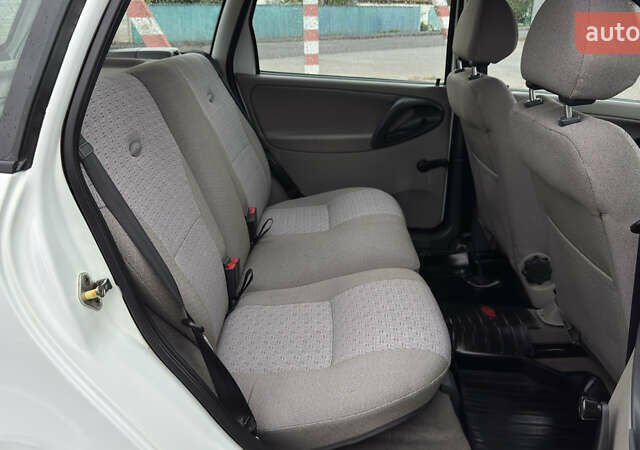 ВАЗ 1117 Калина 2009 в Кременчуге на Automoto.ua Белый ВАЗ 1117 Калина, объемом двигателя 1.4 л и пробегом 19 тыс. км за 3950 $, фото 117 на Automoto.ua