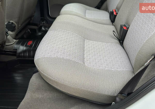 Білий ВАЗ 1117 Калина, об'ємом двигуна 1.4 л та пробігом 19 тис. км за 3950 $, фото 121 на Automoto.ua