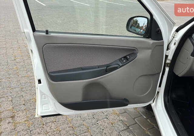 ВАЗ 1117 Калина 2009 в Кременчуге на Automoto.ua Белый ВАЗ 1117 Калина, объемом двигателя 1.4 л и пробегом 19 тыс. км за 3950 $, фото 80 на Automoto.ua