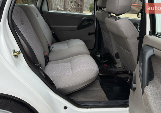 Белый ВАЗ 1117 Калина, объемом двигателя 1.4 л и пробегом 19 тыс. км за 3590 $, фото 129 на Automoto.ua