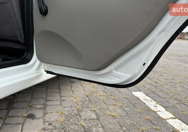 ВАЗ 1117 Калина 2009 в Кременчуге на Automoto.ua Белый ВАЗ 1117 Калина, объемом двигателя 1.4 л и пробегом 19 тыс. км за 3950 $, фото 114 на Automoto.ua