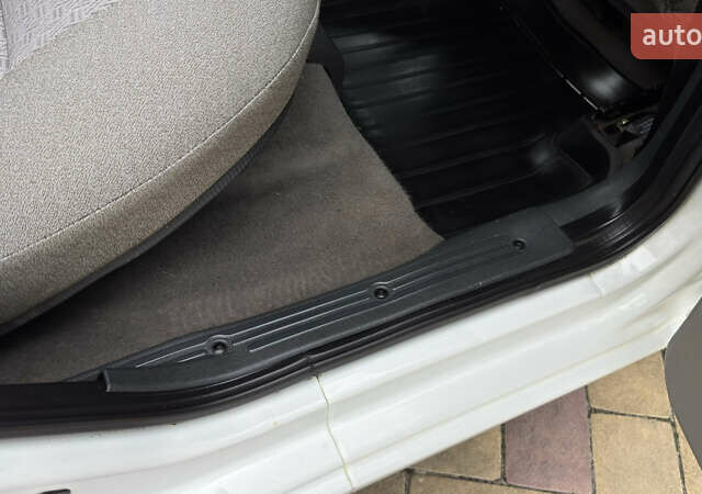 Белый ВАЗ 1117 Калина, объемом двигателя 1.4 л и пробегом 19 тыс. км за 3599 $, фото 134 на Automoto.ua