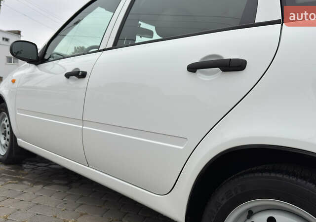 ВАЗ 1117 Калина 2009 в Кременчуге на Automoto.ua Белый ВАЗ 1117 Калина, объемом двигателя 1.4 л и пробегом 19 тыс. км за 3950 $, фото 65 на Automoto.ua