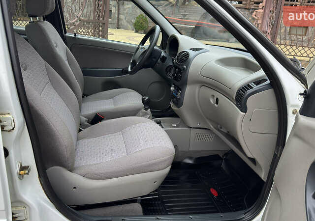 Белый ВАЗ 1117 Калина, объемом двигателя 1.4 л и пробегом 19 тыс. км за 3700 $, фото 144 на Automoto.ua