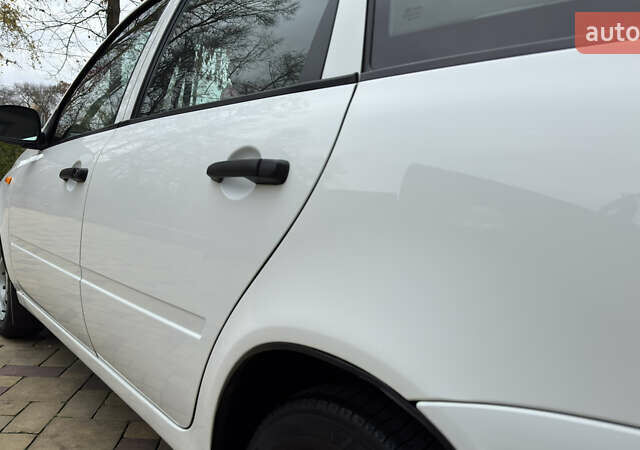 Белый ВАЗ 1117 Калина, объемом двигателя 1.4 л и пробегом 19 тыс. км за 3700 $, фото 66 на Automoto.ua