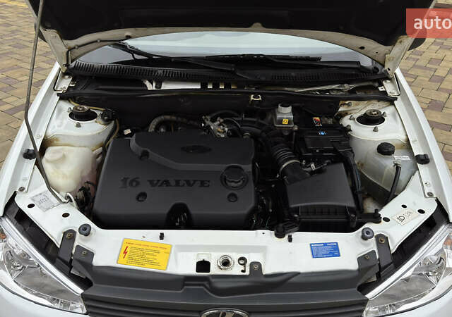 Білий ВАЗ 1117 Калина, об'ємом двигуна 1.4 л та пробігом 19 тис. км за 3950 $, фото 164 на Automoto.ua