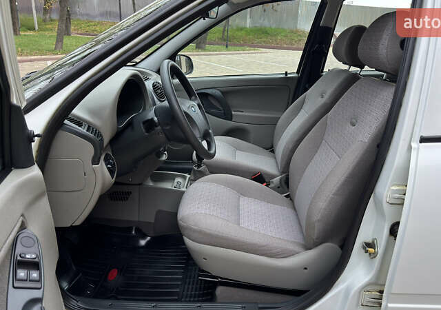 Белый ВАЗ 1117 Калина, объемом двигателя 1.4 л и пробегом 19 тыс. км за 3700 $, фото 87 на Automoto.ua