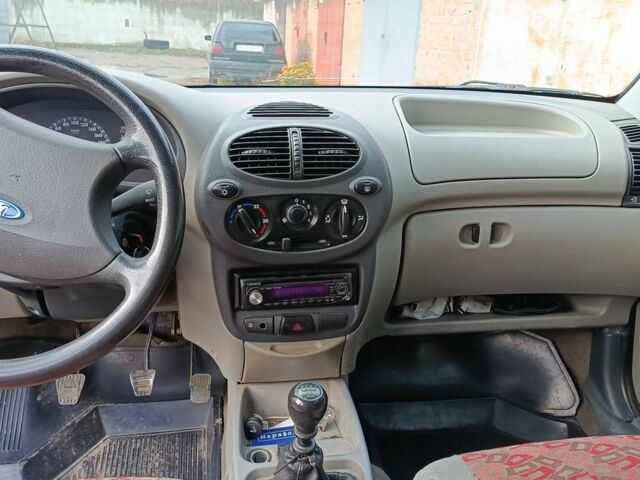 Красный ВАЗ 1117 Калина, объемом двигателя 1.6 л и пробегом 190 тыс. км за 2150 $, фото 5 на Automoto.ua