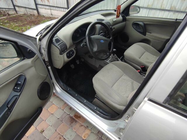 Сірий ВАЗ 1117 Калина, об'ємом двигуна 1.6 л та пробігом 200 тис. км за 2000 $, фото 12 на Automoto.ua