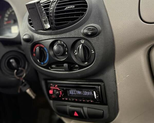 Червоний ВАЗ 1119 Калина, об'ємом двигуна 1.39 л та пробігом 200 тис. км за 1999 $, фото 10 на Automoto.ua