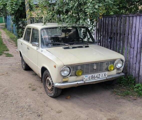 Белый ВАЗ 2101, объемом двигателя 1 л и пробегом 700 тыс. км за 413 $, фото 2 на Automoto.ua