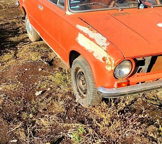 Красный ВАЗ 2101, объемом двигателя 1.3 л и пробегом 200 тыс. км за 750 $, фото 1 на Automoto.ua