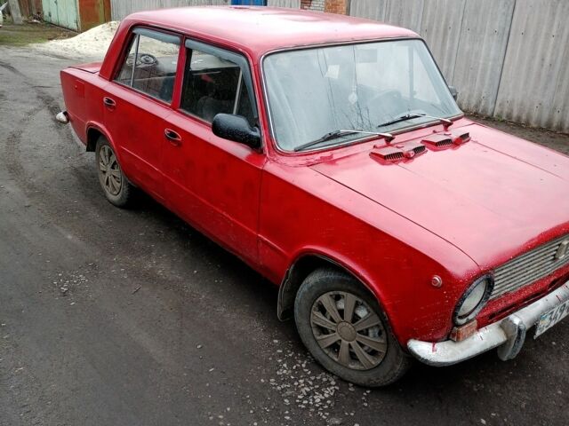 Красный ВАЗ 2101, объемом двигателя 1 л и пробегом 150 тыс. км за 359 $, фото 2 на Automoto.ua