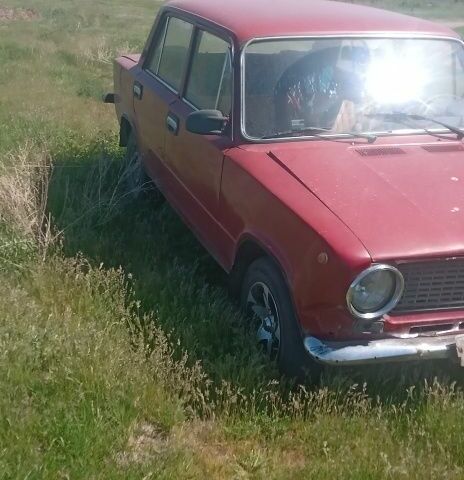 Красный ВАЗ 2101, объемом двигателя 1 л и пробегом 80 тыс. км за 404 $, фото 3 на Automoto.ua