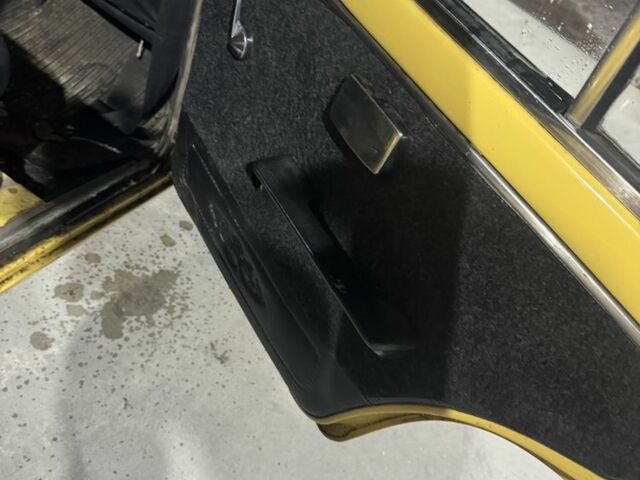 Желтый ВАЗ 2101, объемом двигателя 1.3 л и пробегом 300 тыс. км за 401 $, фото 3 на Automoto.ua