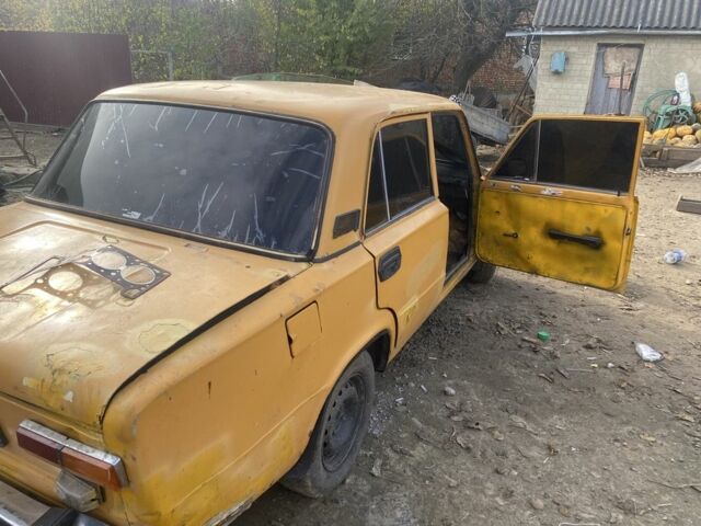 Желтый ВАЗ 2101, объемом двигателя 0 л и пробегом 100 тыс. км за 120 $, фото 3 на Automoto.ua
