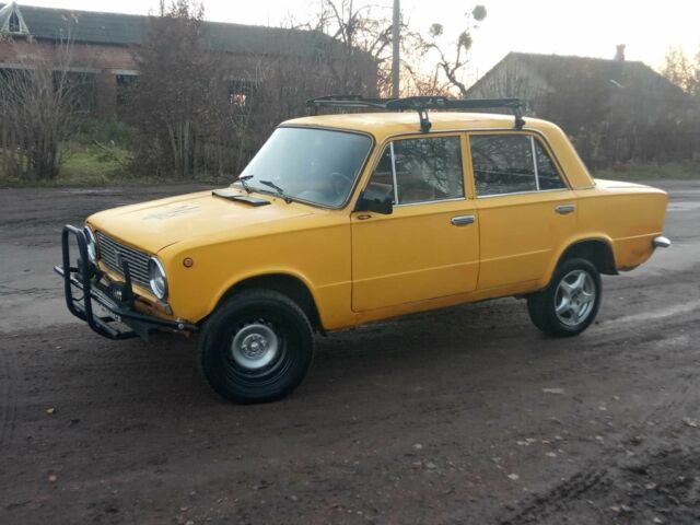 Желтый ВАЗ 2101, объемом двигателя 1.3 л и пробегом 330 тыс. км за 446 $, фото 3 на Automoto.ua
