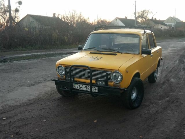 Желтый ВАЗ 2101, объемом двигателя 1.3 л и пробегом 330 тыс. км за 446 $, фото 5 на Automoto.ua