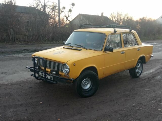 Желтый ВАЗ 2101, объемом двигателя 1.3 л и пробегом 330 тыс. км за 446 $, фото 2 на Automoto.ua