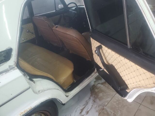 Белый ВАЗ 2103, объемом двигателя 1.5 л и пробегом 25 тыс. км за 358 $, фото 4 на Automoto.ua