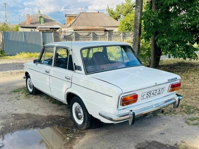 ВАЗ 2103 1982 у Дніпро (Дніпропетровську) на Automoto.ua Білий ВАЗ 2103, об'ємом двигуна 1 л та пробігом 300 тис. км за 1600 $, фото 3 на Automoto.ua