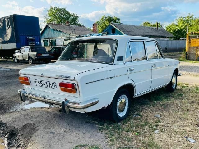 ВАЗ 2103 1982 у Дніпро (Дніпропетровську) на Automoto.ua Білий ВАЗ 2103, об'ємом двигуна 1 л та пробігом 300 тис. км за 1600 $, фото 5 на Automoto.ua
