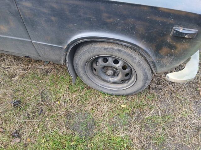 Желтый ВАЗ 2103, объемом двигателя 1.4 л и пробегом 300 тыс. км за 300 $, фото 1 на Automoto.ua