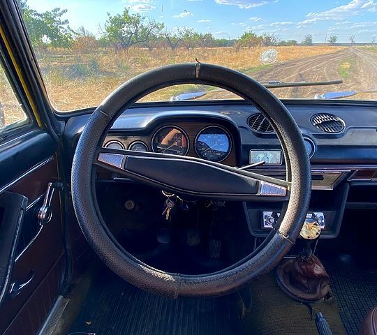 Желтый ВАЗ 2103, объемом двигателя 1.5 л и пробегом 299 тыс. км за 950 $, фото 4 на Automoto.ua