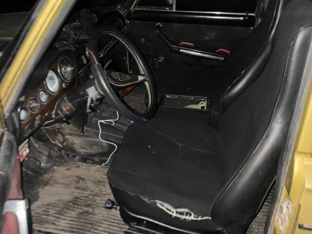 Желтый ВАЗ 2103, объемом двигателя 1.5 л и пробегом 300 тыс. км за 237 $, фото 2 на Automoto.ua