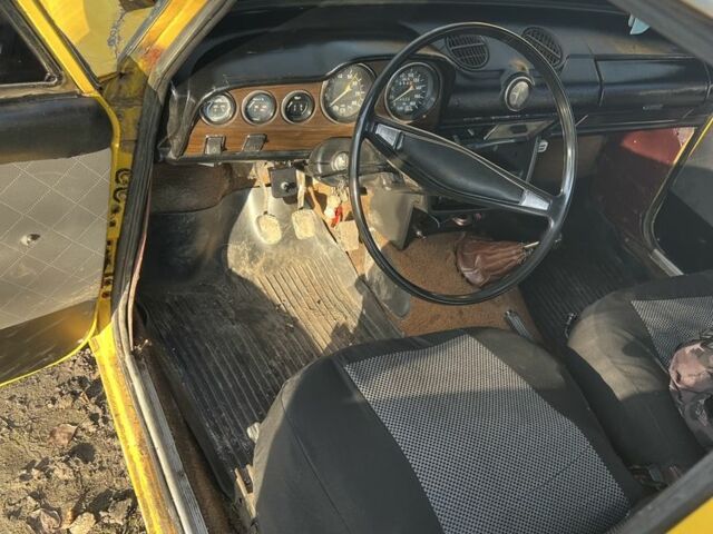 Желтый ВАЗ 2103, объемом двигателя 1.5 л и пробегом 100 тыс. км за 833 $, фото 4 на Automoto.ua