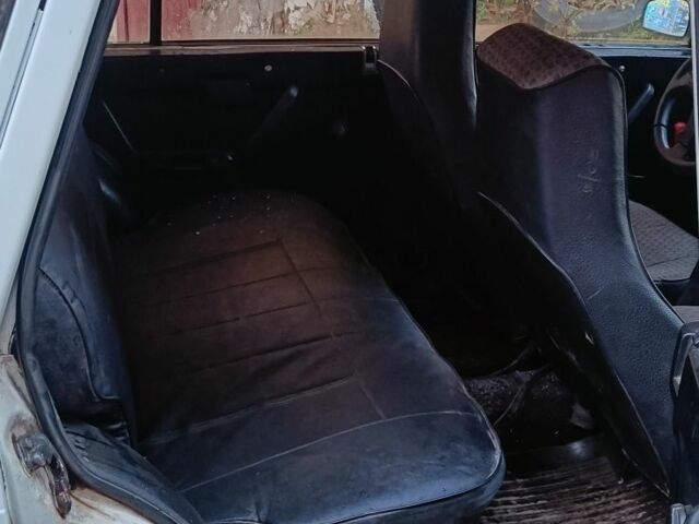 Белый ВАЗ 2104, объемом двигателя 1.5 л и пробегом 300 тыс. км за 442 $, фото 6 на Automoto.ua