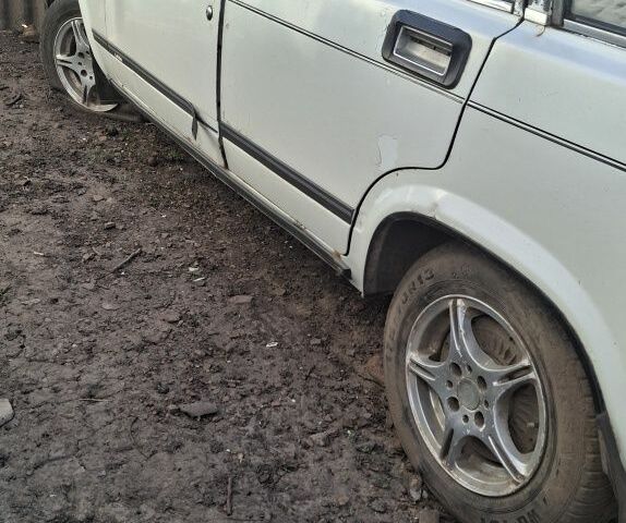 Белый ВАЗ 2104, объемом двигателя 1.5 л и пробегом 49 тыс. км за 350 $, фото 3 на Automoto.ua