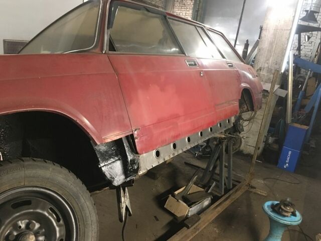 Красный ВАЗ 2104, объемом двигателя 1.6 л и пробегом 100 тыс. км за 271 $, фото 6 на Automoto.ua