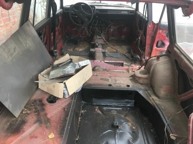 Красный ВАЗ 2104, объемом двигателя 1.6 л и пробегом 100 тыс. км за 271 $, фото 9 на Automoto.ua