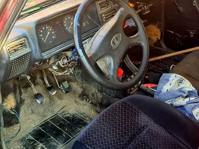 Красный ВАЗ 2104, объемом двигателя 1.5 л и пробегом 345 тыс. км за 1200 $, фото 4 на Automoto.ua