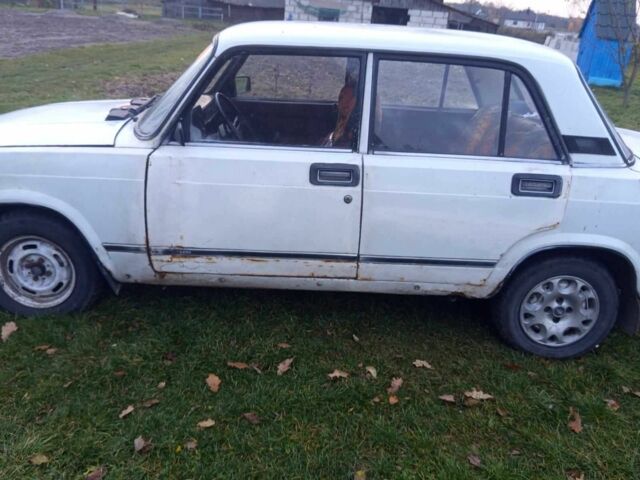 Белый ВАЗ 2105, объемом двигателя 1.2 л и пробегом 400 тыс. км за 382 $, фото 2 на Automoto.ua