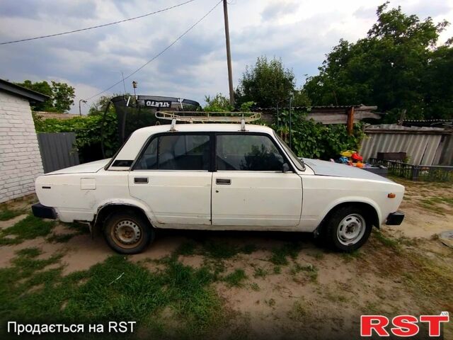 Белый ВАЗ 2105, объемом двигателя 1.3 л и пробегом 300 тыс. км за 430 $, фото 2 на Automoto.ua