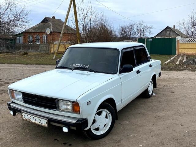 Белый ВАЗ 2105, объемом двигателя 13 л и пробегом 300 тыс. км за 1300 $, фото 1 на Automoto.ua