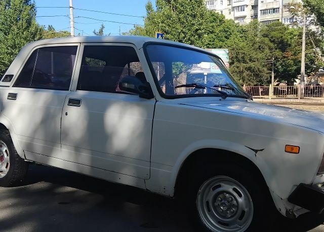 Белый ВАЗ 2105, объемом двигателя 1 л и пробегом 57 тыс. км за 750 $, фото 1 на Automoto.ua