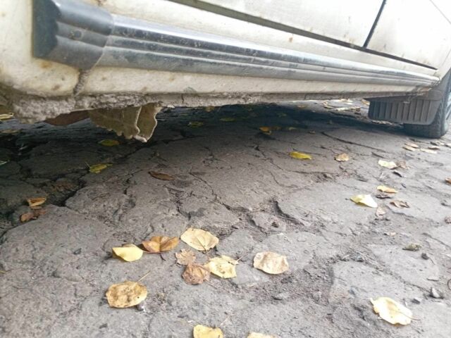 Белый ВАЗ 2105, объемом двигателя 1.5 л и пробегом 190 тыс. км за 451 $, фото 3 на Automoto.ua