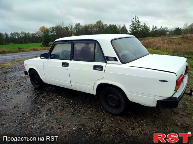 Белый ВАЗ 2105, объемом двигателя 1.2 л и пробегом 200 тыс. км за 750 $, фото 3 на Automoto.ua