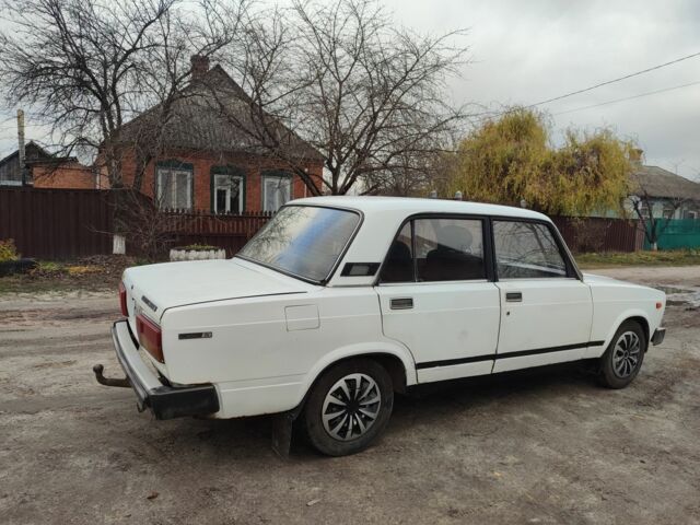 Белый ВАЗ 2105, объемом двигателя 1.3 л и пробегом 100 тыс. км за 700 $, фото 2 на Automoto.ua