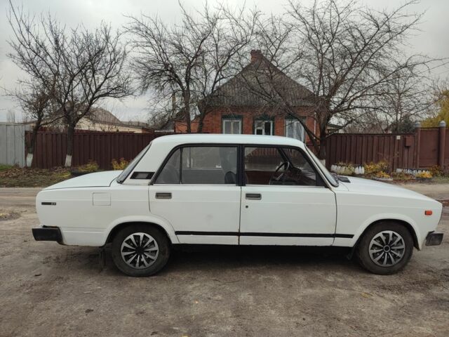 Белый ВАЗ 2105, объемом двигателя 1.3 л и пробегом 100 тыс. км за 700 $, фото 1 на Automoto.ua