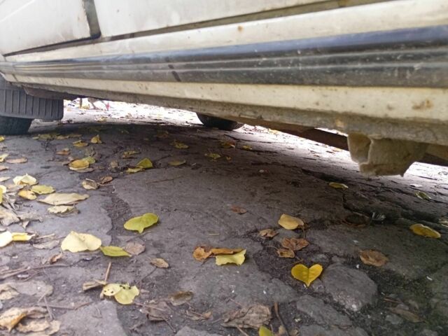 Белый ВАЗ 2105, объемом двигателя 1.5 л и пробегом 190 тыс. км за 451 $, фото 5 на Automoto.ua