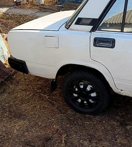 Белый ВАЗ 2105, объемом двигателя 1.5 л и пробегом 100 тыс. км за 290 $, фото 3 на Automoto.ua