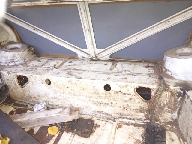 Белый ВАЗ 2105, объемом двигателя 1.5 л и пробегом 190 тыс. км за 451 $, фото 2 на Automoto.ua