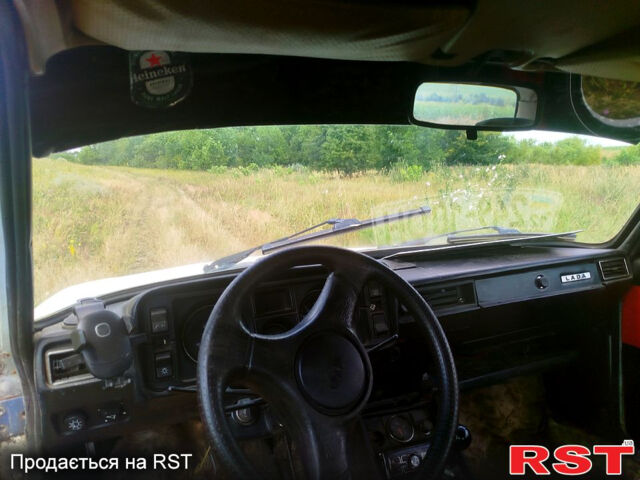 Белый ВАЗ 2105, объемом двигателя 1.5 л и пробегом 60 тыс. км за 370 $, фото 4 на Automoto.ua