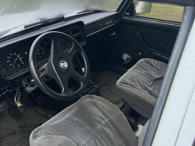 Белый ВАЗ 2105, объемом двигателя 1.5 л и пробегом 1 тыс. км за 426 $, фото 5 на Automoto.ua