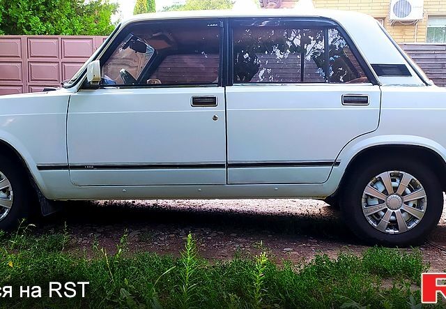 Белый ВАЗ 2105, объемом двигателя 1.3 л и пробегом 700 тыс. км за 1100 $, фото 3 на Automoto.ua