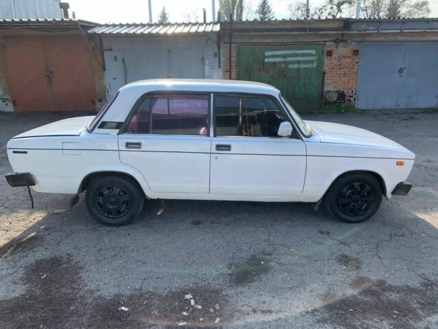 Белый ВАЗ 2105, объемом двигателя 1.5 л и пробегом 227 тыс. км за 592 $, фото 4 на Automoto.ua
